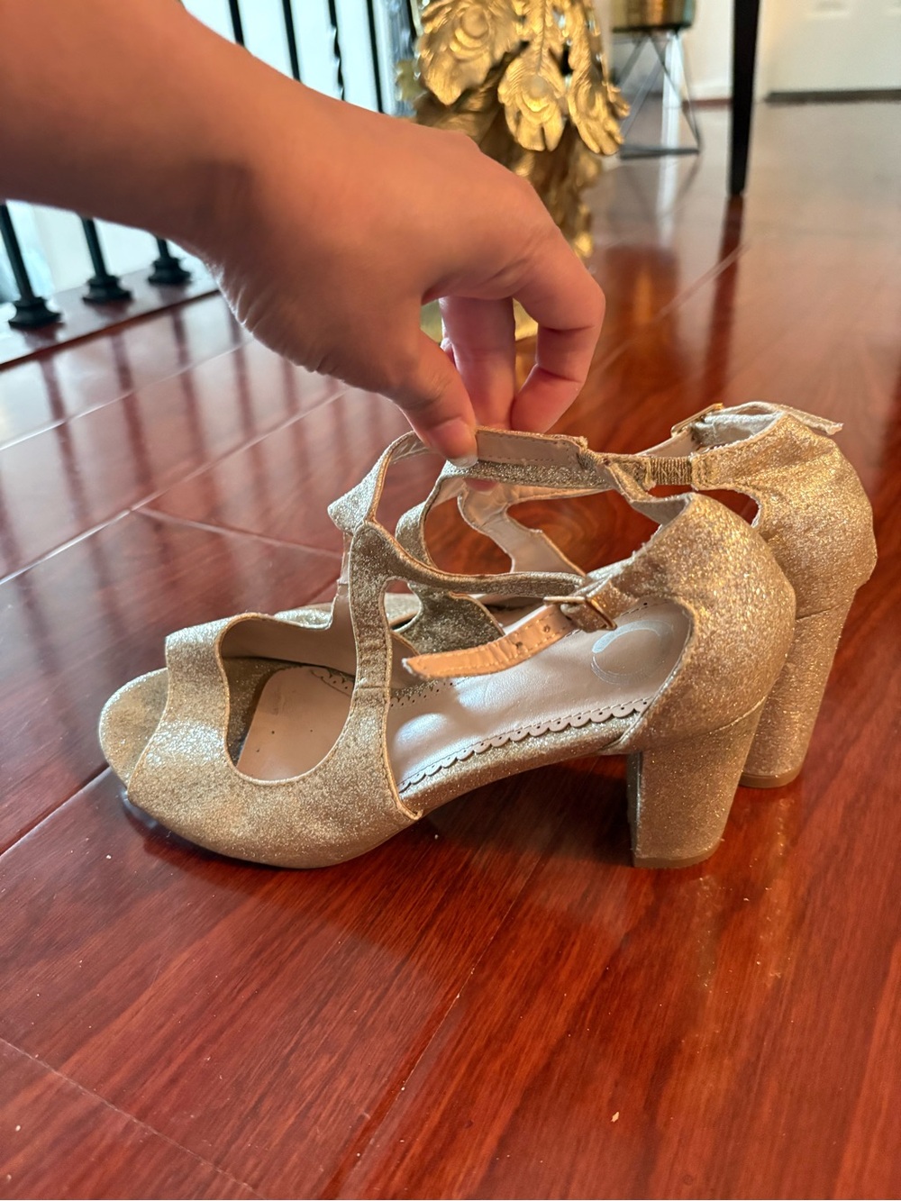 Gold glittery heels with heel size 8 #glamour #partyshoes